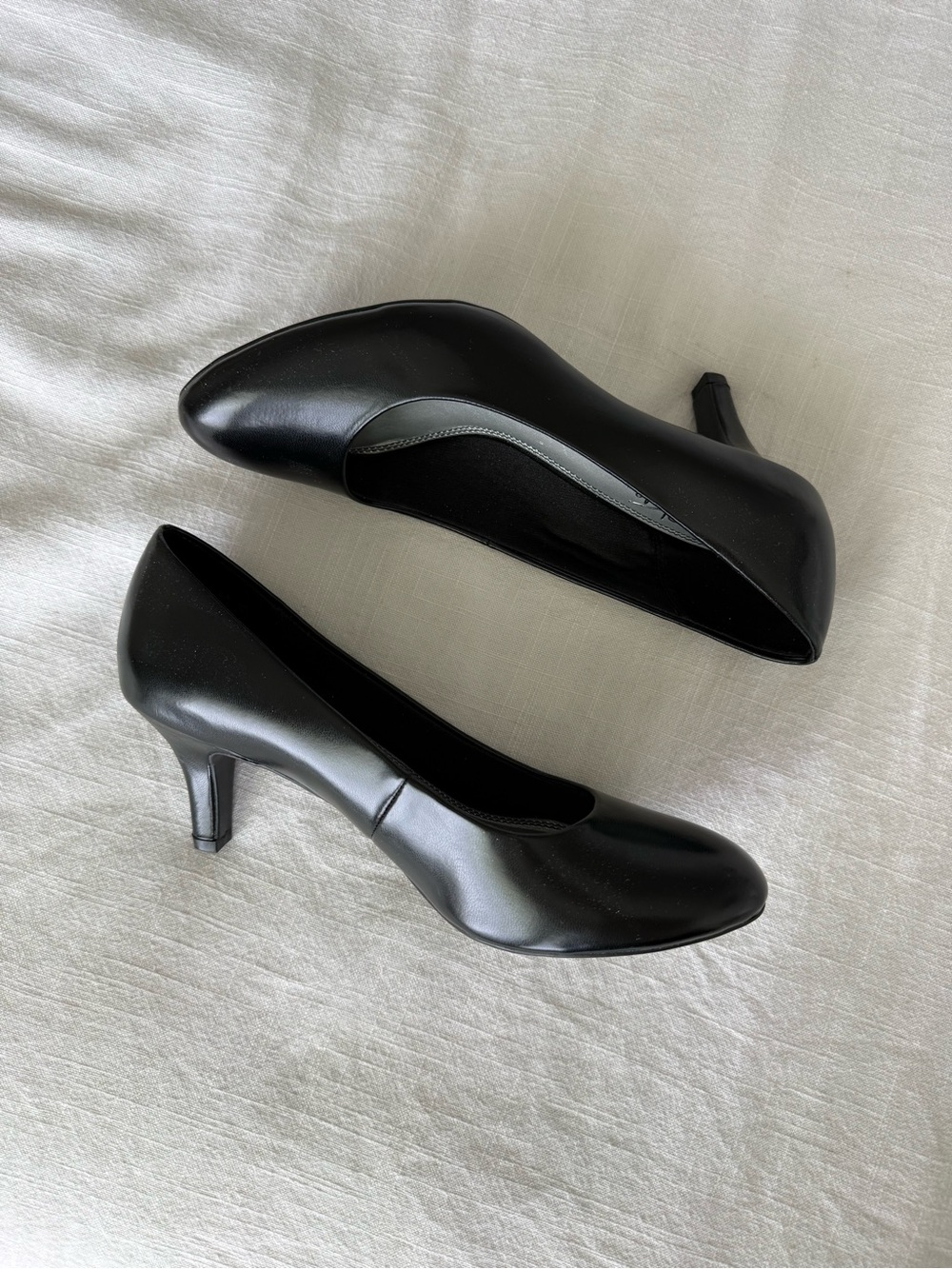 Life Stride Classic Black Women's Mid-Heel Pumps